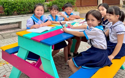 Hé lộ lý do “bộ bàn ghế xanh” khiến học sinh trường Hermann Gmeiner thích thú