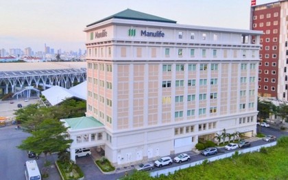 Manulife chi trả 2 tỷ đồng cho 2 khách hàng trong vụ cháy tại ngõ Trung Kính, Hà Nội
