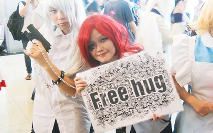 Hoạt động Free Hug - Trao nhau những cái ôm thân thiện
