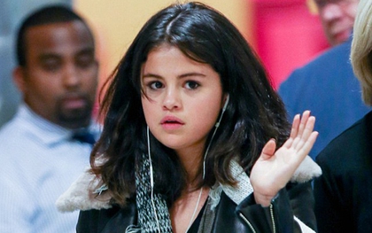 Selena Gomez khoe vẻ đẹp đáng yêu như trẻ thơ ở sân bay