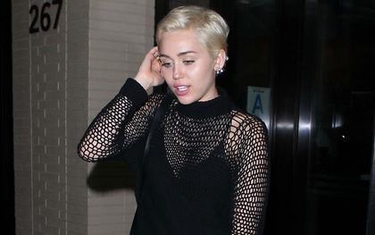 Miley Cyrus kín đáo thùy mị đi gặp "mẹ chồng tương lai"