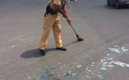 Hà Nội: CSGT quét mảnh kính vỡ văng ra đường, giúp người dân đi lại an toàn