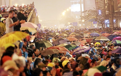 Hàng nghìn người đội mưa ngồi kín lòng đường dự lễ cầu an ở chùa Phúc Khánh