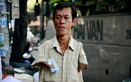 Người đàn ông bị tật bán vé số hơn 30 năm ở Sài Gòn để nuôi vợ
