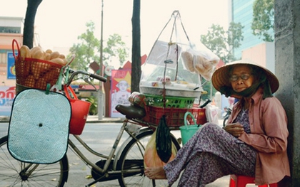 "Hôm nay, tròn 40 năm tôi đạp xe đi bán bánh mì ở Sài Gòn"