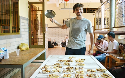 Chàng trai người Hà Lan làm hơn 100 phần bánh Pancake tặng người nghèo ở Sài Gòn