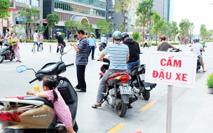 Bất chấp biển cấm, nhiều người vẫn đậu xe thành hàng dài tại phố đi bộ Nguyễn Huệ