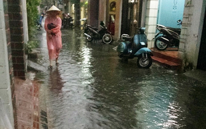 Mưa lớn kèm gió lốc ở Sài Gòn, nước ngập lênh láng