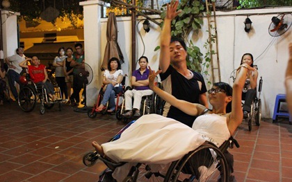 Độc đáo lớp học khiêu vũ trên xe lăn dành cho người khuyết tật