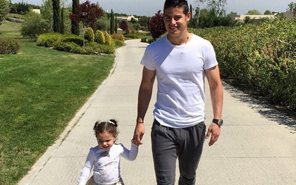 Con gái yêu nắm chặt tay bố James Rodriguez đi dạo trong chiều nắng ấm