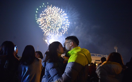 Pháo hoa đã rực sáng bầu trời cả nước, chúc mừng năm mới 2021