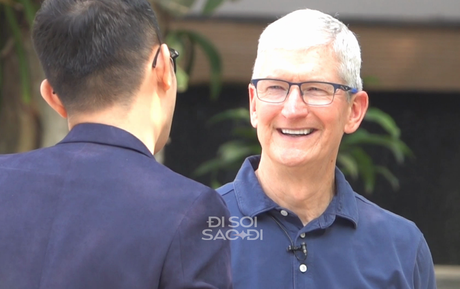 Tiếp tục cập nhật: CEO Tim Cook trò chuyện thân mật, vui vẻ chụp hình với thầy cô giáo Hà Nội