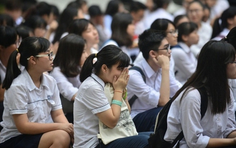 Phụ huynh quận này của Hà Nội đang như "ngồi trên chảo lửa": 3/3 trường công trên địa bàn giảm chỉ tiêu, mà điểm chuẩn thì cao