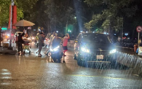 Trung tâm TP.HCM đón cơn mưa xối xả, người dân không kịp trở tay nhưng vẫn vui sướng sau bao ngày nắng nóng