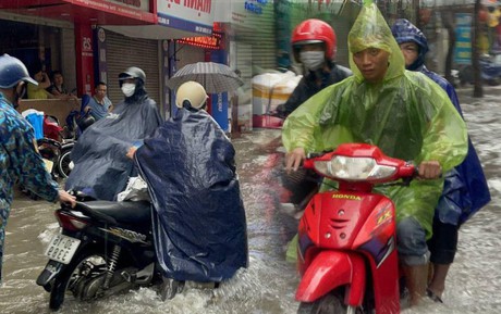 Ngay lúc này tại Hà Nội: Nhiều tuyến đường đã ngập rất nặng, xe chết máy la liệt