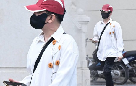 Ảnh, clip: Ca sĩ Vũ Hà đổi trang phục, lộ vẻ căng thẳng trong buổi chiều xét xử vụ đánh bạc ở khách sạn Pullman