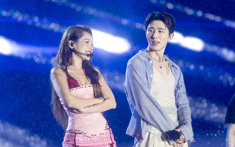 Nam thần B.I đẹp trai miễn bàn cùng Chi Pu hòa giọng cực ngọt, Hwasa body bốc lửa đốt cháy WATERBOMB