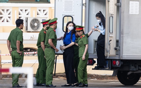 Những hình ảnh đầu tiên tại toà của Hoa hậu Thuỳ Tiên, Hằng Du Mục và Quang Linh Vlog