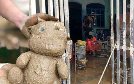 Dưới lớp bùn sau trận mưa lũ lịch sử tại Khánh Hoà