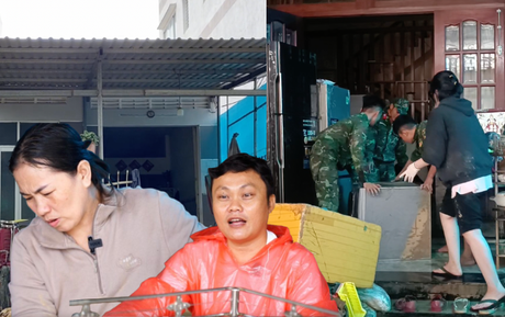 Thắt lòng chuyện người dân đục mái nhà, đưa thi thể người thân lên cao giữa mưa lũ kinh hoàng