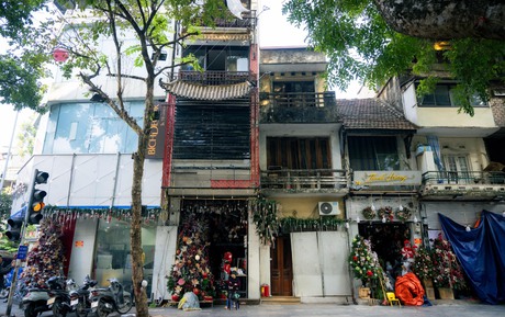 Khung cảnh khác lạ tại phố Hàng Mã sau khi lực lượng chức năng tháo dỡ mái che, trả lại vỉa hè