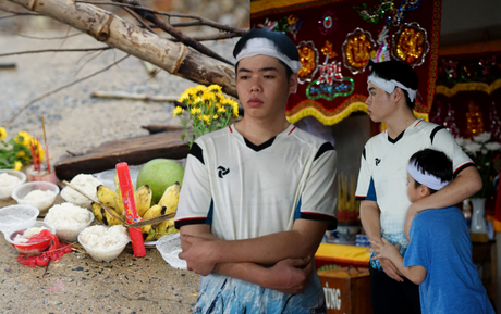 Tang thuơng cảnh 3 anh em mồ côi vì tin đồn vỡ đập: "Em đã khóc cạn nước mắt trên đường chạy xe về"