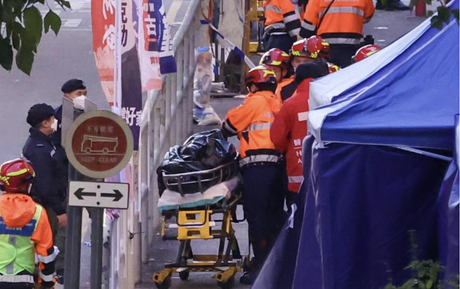 Thảm hoạ cháy 8 toà chung cư ở Hong Kong (Trung Quốc) sang ngày thứ 3: Số người chết tăng lên 94, lực lượng cứu hoả phá cửa từng căn hộ