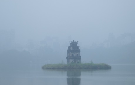 Sáng thứ Bảy, Hà Nội khác lạ khi hứng trọn combo sương mù, ô nhiễm, mưa lạnh