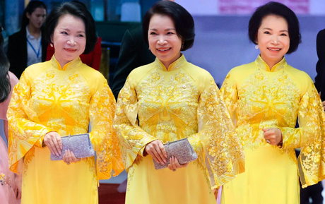 Phu nhân tỷ phú Phạm Nhật Vượng đẹp nhờ áo dài quá tinh tế, 1 chi tiết kết nối đến chồng và con trai