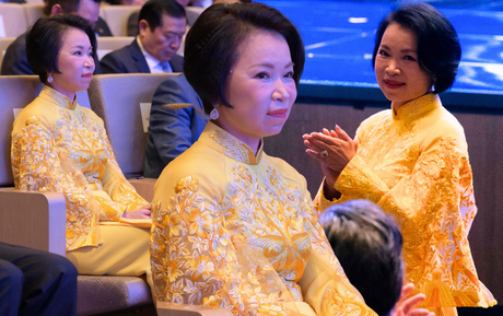 Phu nhân tỷ phú Phạm Nhật Vượng đẹp nhờ áo dài quá tinh tế, 1 chi tiết kết nối đến chồng và con trai