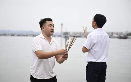 Cập nhật từ hiện trường vụ lật tàu ở vịnh Hạ Long: Đã tìm thấy 38 thi thể, nhiều người đổ về bến phà cũ Bãi Cháy thắp hương từ sáng sớm
