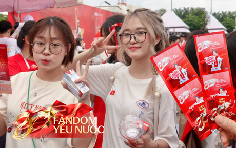 Ùn ùn kéo đến Booth Fandom Yêu Nước tại SVĐ Mỹ Đình, săn bằng được combo khăn - túi - áo hot nhất lúc này
