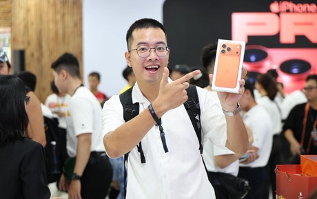 Nóng hừng hực: Các đại lý chính thức mở bán iPhone 17, hàng trăm nghìn người nhận máy