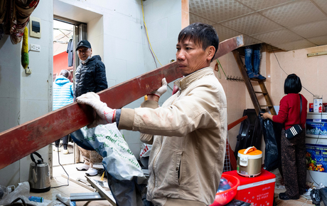 Người dân khu "đất vàng" Hồ Gươm tất bật thu dọn đồ đạc, bàn giao mặt bằng: Bao ánh mắt lưu luyến sau nhiều thế hệ gắn bó