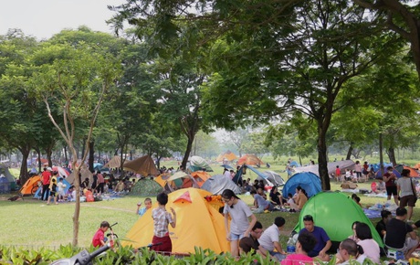 Nghỉ lễ giỗ Tổ Hùng Vương chỉ có 1 ngày, người dân Thủ đô ùn ùn đổ về công viên Yên Sở cắm trại, nướng thịt