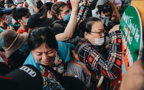 Ảnh: Biển người chật kín từ trong ra ngoài ở Thảo Cầm Viên Sài Gòn ngày giỗ Tổ Hùng Vương