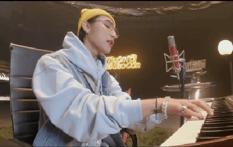 Sơn Tùng M-TP chính thức comeback: 15 phút chỉ ngồi kể về cảm giác crush cô gái nào đó trong buổi live bài mới