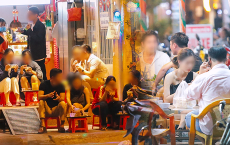 Cuối tuần, khách nhậu Sài Gòn ngồi chật kín quán, giới trẻ tụ tập tràn vỉa hè giữa dịch Covid-19