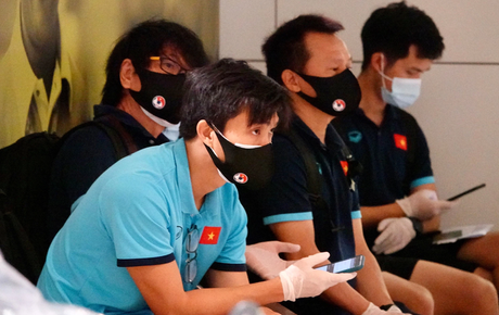 Tuấn Anh mải chú ý hiệu sách, Văn Hậu tranh thủ mua đồ thể thao trước giờ lên máy bay rời Dubai