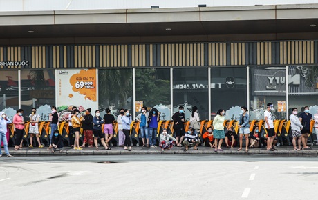 Người dân TP.HCM xếp hàng dài, kiên nhẫn chờ đợi hàng tiếng đồng hồ để vào siêu thị ngày giãn cách