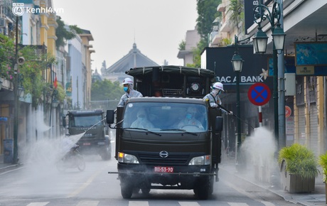 Ảnh: Hàng chục xe chuyên dụng bắt đầu phun khử khuẩn quanh Hồ Gươm và nhiều tuyến phố chính tại Hà Nội