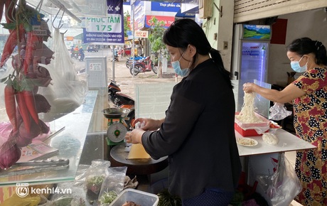 Nhiều quán ăn uống ở Sài Gòn cùng mở bán trở lại: Bún bò bán 300 tô/ngày, shipper xếp hàng mua trà sữa