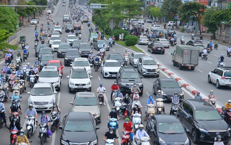 Ảnh: Đường phố Hà Nội đông nghịt sau khi dỡ bỏ toàn bộ chốt phân vùng, nới lỏng giãn cách xã hội