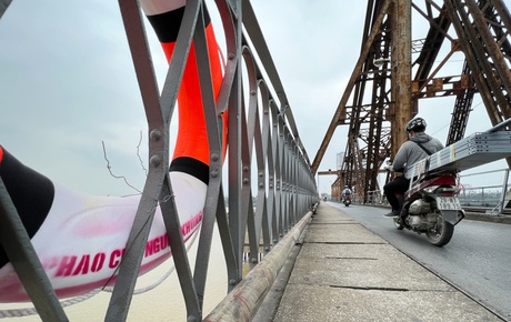 Hơn một nửa phao cứu sinh trên những cây cầu ở Hà Nội đã "không cánh mà bay"