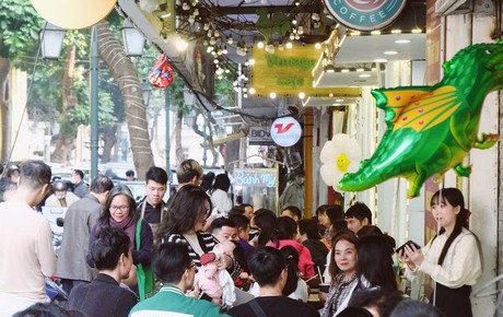 Hà Nội 30 Tết đông nghịt: Dân tình rủ nhau hẹn hò cà phê, không khí háo hức chào đón năm mới ngập tràn khắp muôn nơi