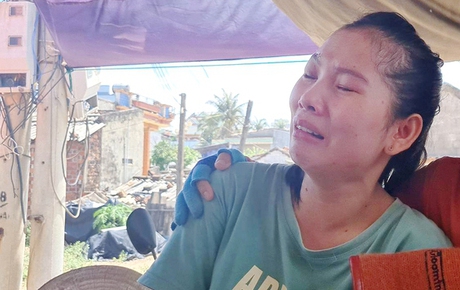 Vụ bé 4 tuổi vặn tay ga xe máy, 3 bà cháu tử vong: Người mẹ khóc ngất trong lễ tang