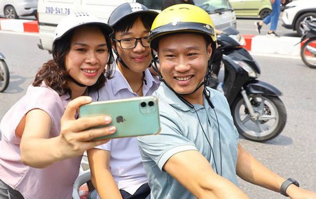 Thí sinh thở phào sau khi hoàn thành môn đầu tiên thi vào lớp 10 Hà Nội
