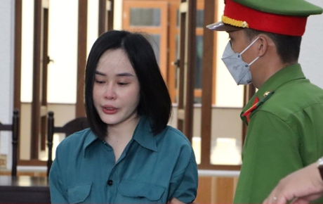 "Hotgirl" Tina Dương bật khóc nức nở khi tòa tuyên án 11 năm tù giam