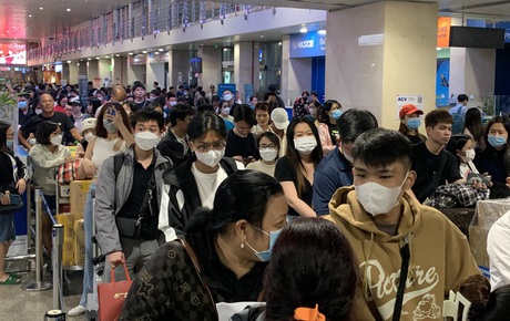Người dân về quê ăn Tết lúc nửa đêm, sân bay Tân Sơn Nhất đông nghẹt