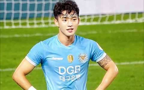 Cầu thủ đẹp trai nhất Hàn Quốc tiếp tục gây sốt tại giải U23 châu Á, được báo chí quê nhà khen ngợi: Chỉ 3 giây lên hình, cậu ấy đã khiến tất cả trầm trồ Cầu thủ đẹp trai nhất Hàn Quốc tiếp tục gây sốt tại giải U23 châu Á, được báo chí quê nhà khen ngợi: Chỉ 3 giây lên hình, cậu ấy đã khiến tất cả trầm trồ